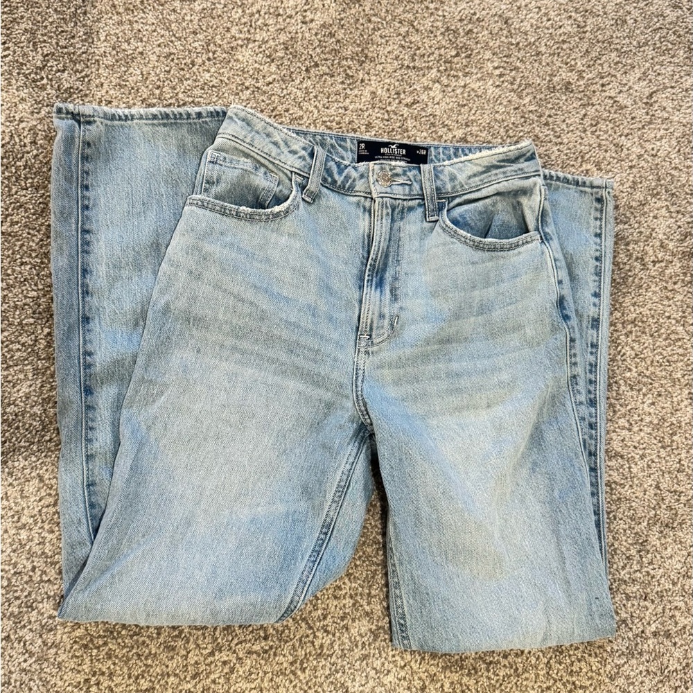 Light Blue Denim Jeans
Looser fitting trendy jeans
Hollister